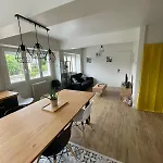 A 100m De La *